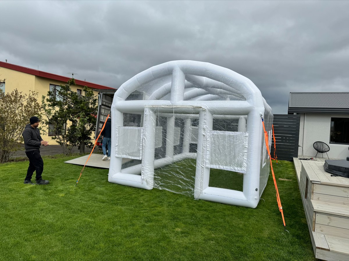 Uppblásið partýtjald í garði